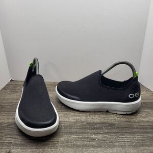 OOFOS Women's Size 8 - OOMG EEZEE Low Recovery Shoe Black White